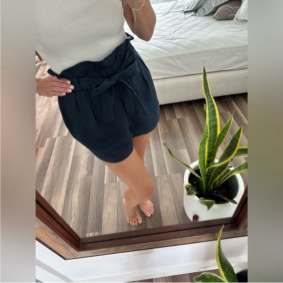 FRAME Belted Paperbag Linen-Blend Pocket Shorts - Picture 3 of 11